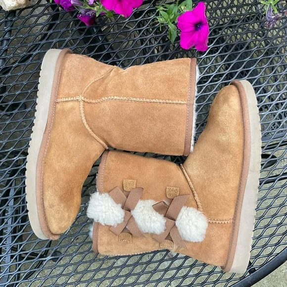 Koolaburra By Ugg Decorative Fur & Bows Sheepskin Fur Lined Slip On Suede Boots! - Picture 8 of 16